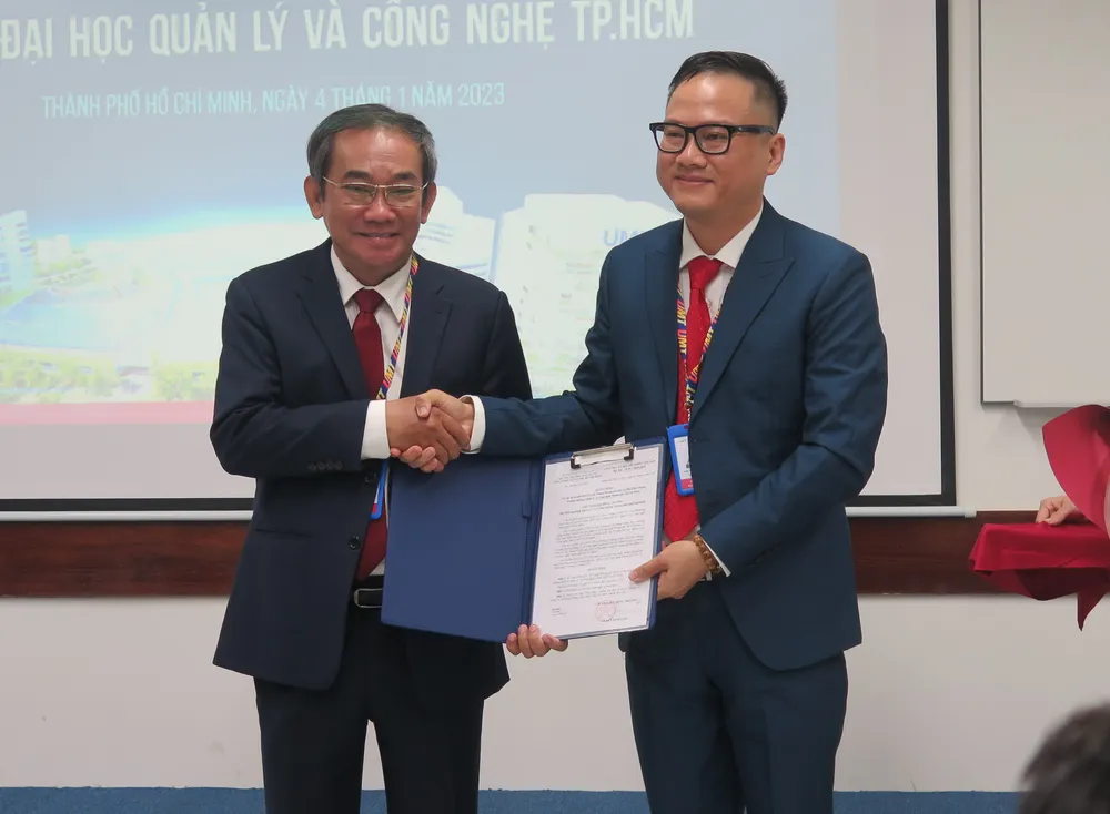 PGS-TS Hồ Thanh Phong (bên trái) nhận quyết định bổ nhiệm tại buổi lễ. Ảnh: P.ANH