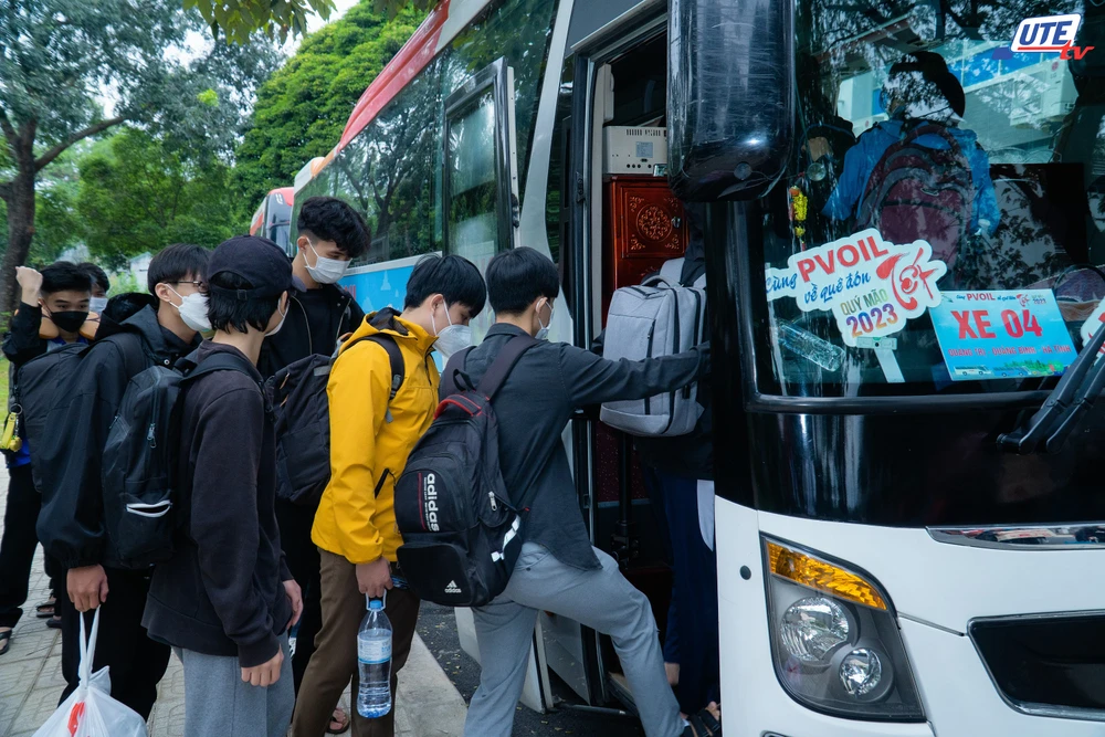 Gần 1.000 sinh viên được hỗ trợ về quê trên 22 chuyến xe ô tô chất lượng cao