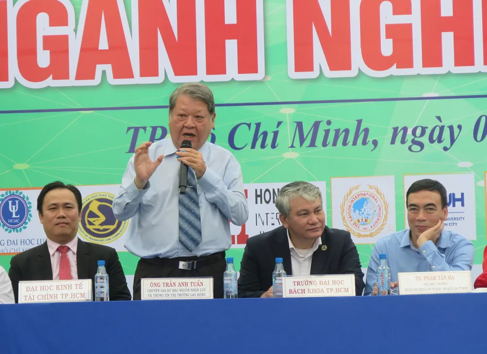 Ông Trần Anh Tuấn trả lời thắc mắc của các em học sinh. Ảnh: PA