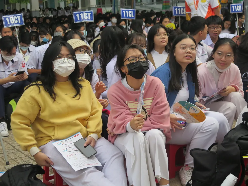 Ngày hội tư vấn tuyển sinh tại Trường THPT Gia Định, TP.HCM thu hút sự chú ý lắng nghe của đông học sinh, nhất là khối 12. Ảnh: PA