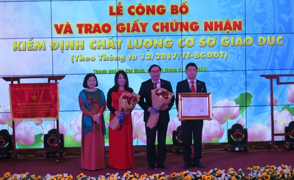 Trường vinh dự được công nhận đạt kiểm định chất lượng cơ sở giáo dục. Ảnh: PA