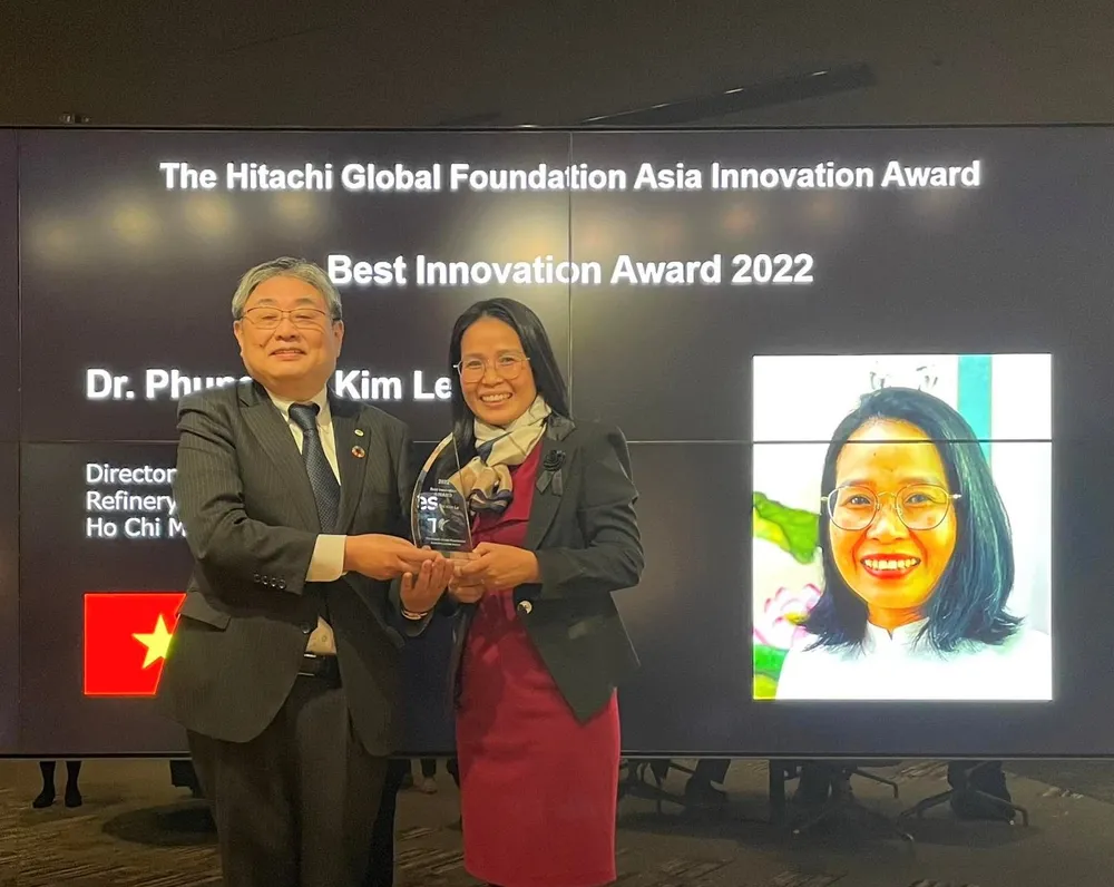 Ông Osamu Naito, Chủ tịch của Quỹ toàn cầu Hitachi (The Hitachi Global Foundation) trao giải thưởng sáng tạo xuất sắc nhất cho PGS-TS Lê Thị Kim Phụng. Ảnh: NTCC
