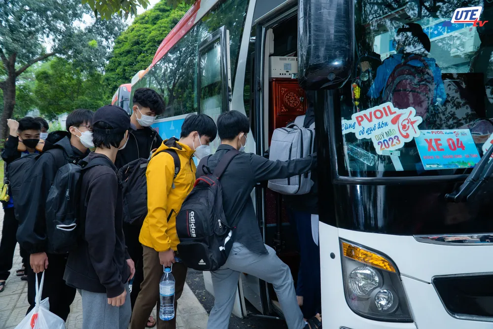 Sinh viên của Trường ĐH Sư phạm kỹ thuật TP.HCM lên xe về quê đón tết. Ảnh: LT Sinh viên của Trường ĐH Sư phạm kỹ thuật TP.HCM lên xe về quê đón tết. Ảnh: LT