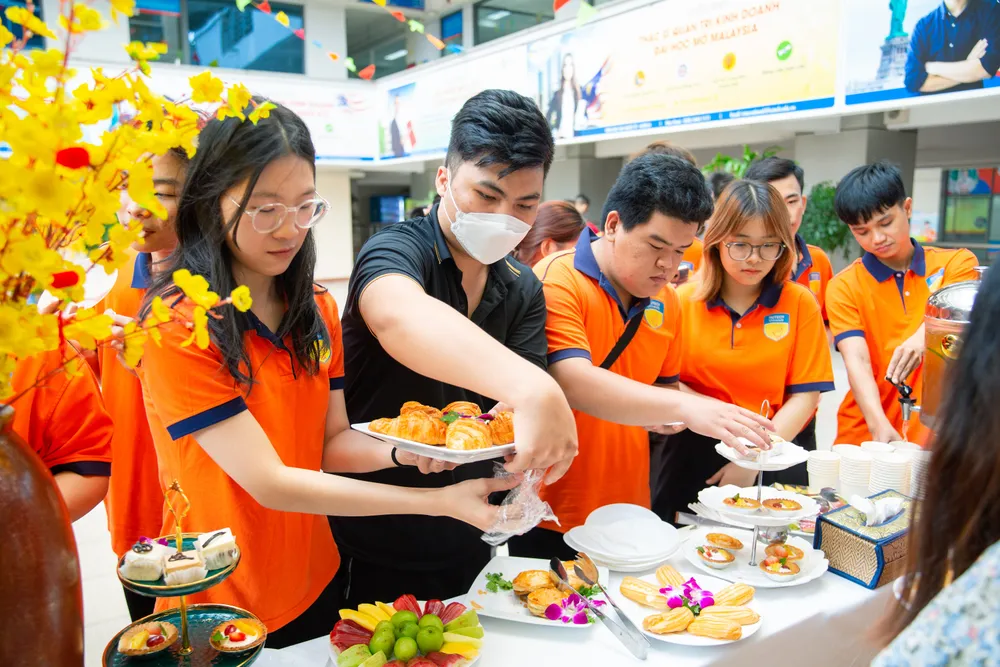 Tết sớm của những sinh viên Trường ĐH Công nghệ TP.HCM ở lại TP.HCM năm nay. Tết sớm của những sinh viên Trường ĐH Công nghệ TP.HCM ở lại TP.HCM năm nay.