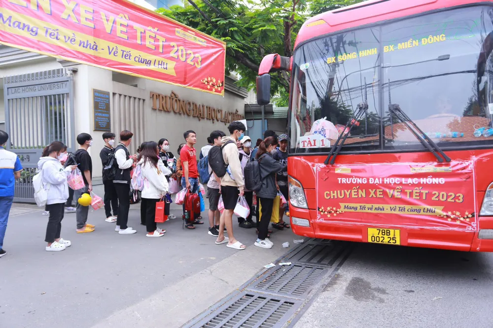 Sinh viên Trường ĐH Lạc Hồng lên xe và được đưa về quê đón tết hoàn toàn miễn phí. Ảnh: NTCC Trường Đại học Lạc Hồng chăm lo tết sinh viên