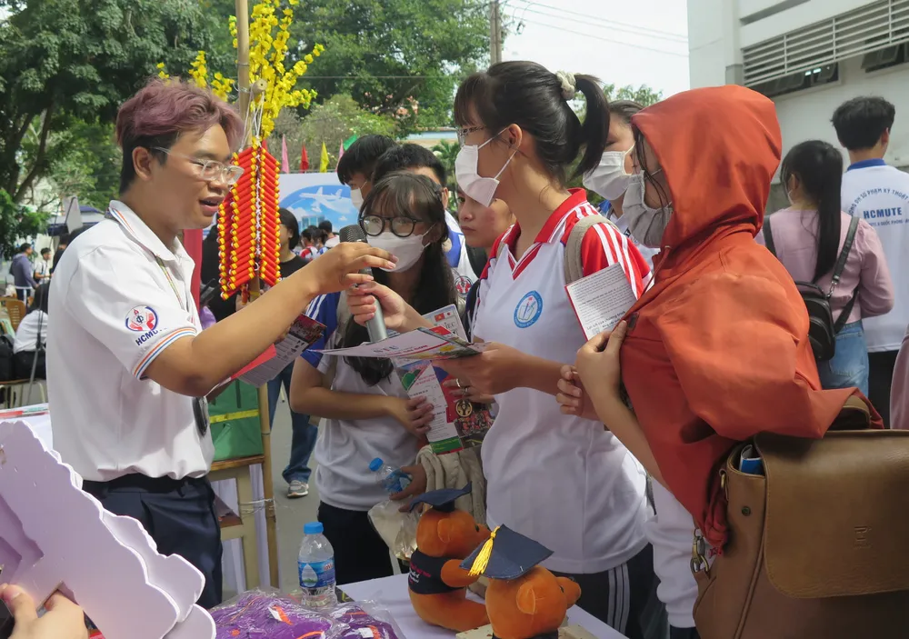 Học sinh lớp 12 tìm hiểu ngành học tại Trường ĐH Sư phạm kỹ thuật TP.HCM năm 2023. Ảnh: P.ANH Học sinh lớp 12 tìm hiểu ngành học tại Trường ĐH Sư phạm kỹ thuật TP.HCM năm 2023. Ảnh: P.ANH