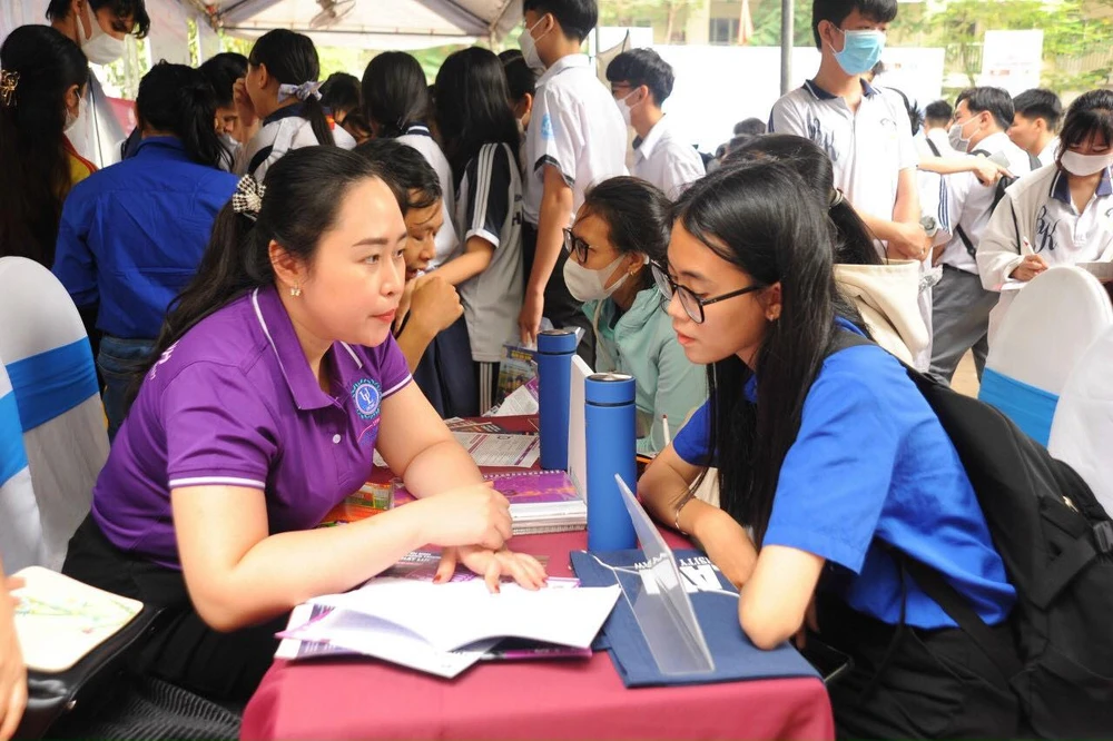 Đại diện Trường ĐH Luật TP.HCM tư vấn chọn ngành học cho thí sinh năm 2023. Ảnh: CTV