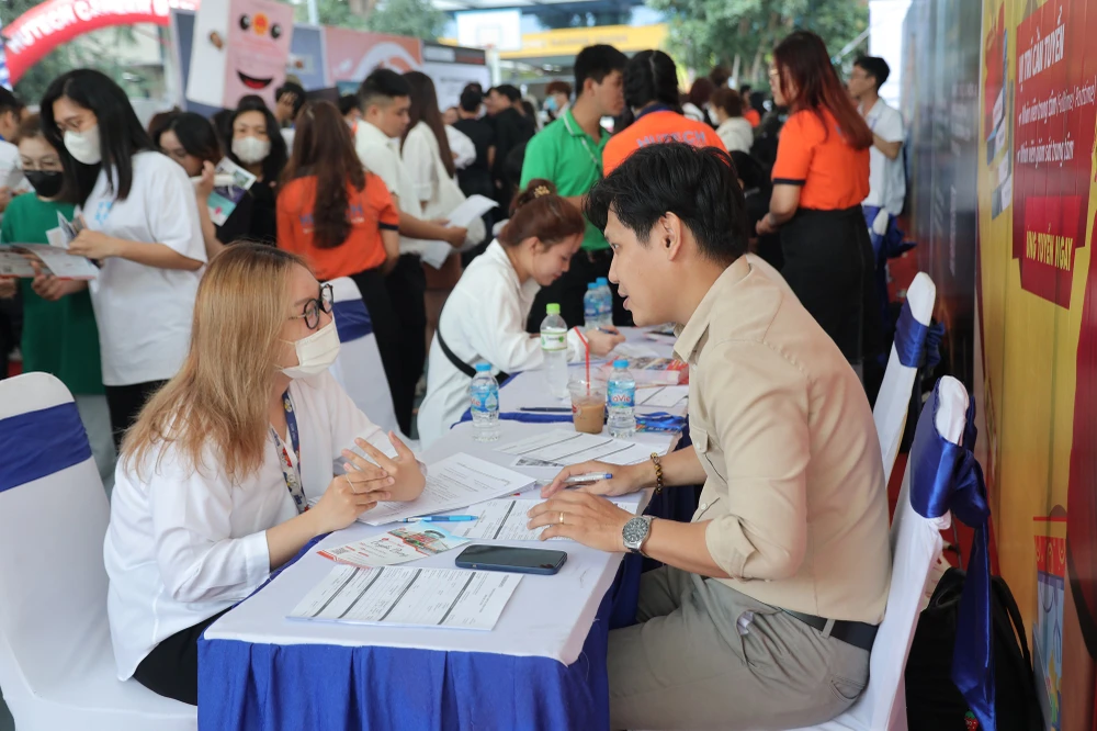 Sinh viên khối ngành kinh tế được nhà tuyển dụng phỏng vấn trực tiếp tại các gian hàng. Ảnh: NT