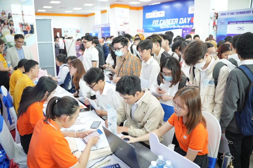 Ngày hội việc làm về công nghệ thông tin của Trường ĐH Kinh tế tài chính TP.HCM thu hút đông sinh viên tham gia. Ảnh: NTCC