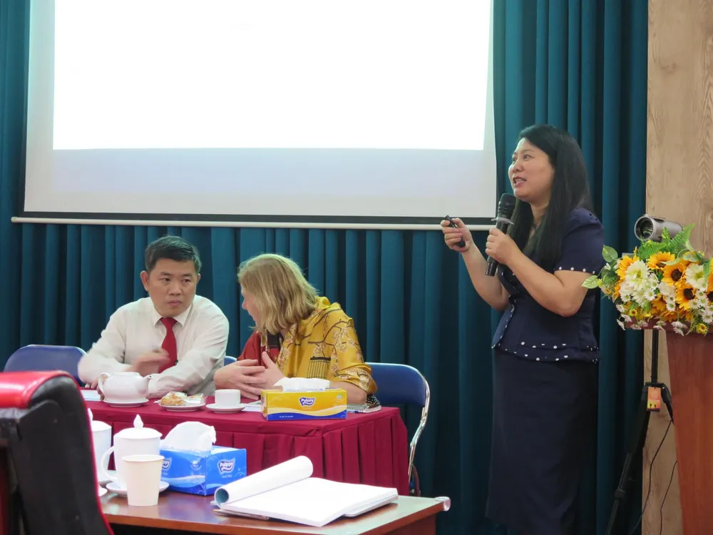 TS Nguyễn Thị Cúc Phương chia sẻ về dự án PURSEA về đổi mới quản trị đại học tại tọa đàm. Ảnh: PA