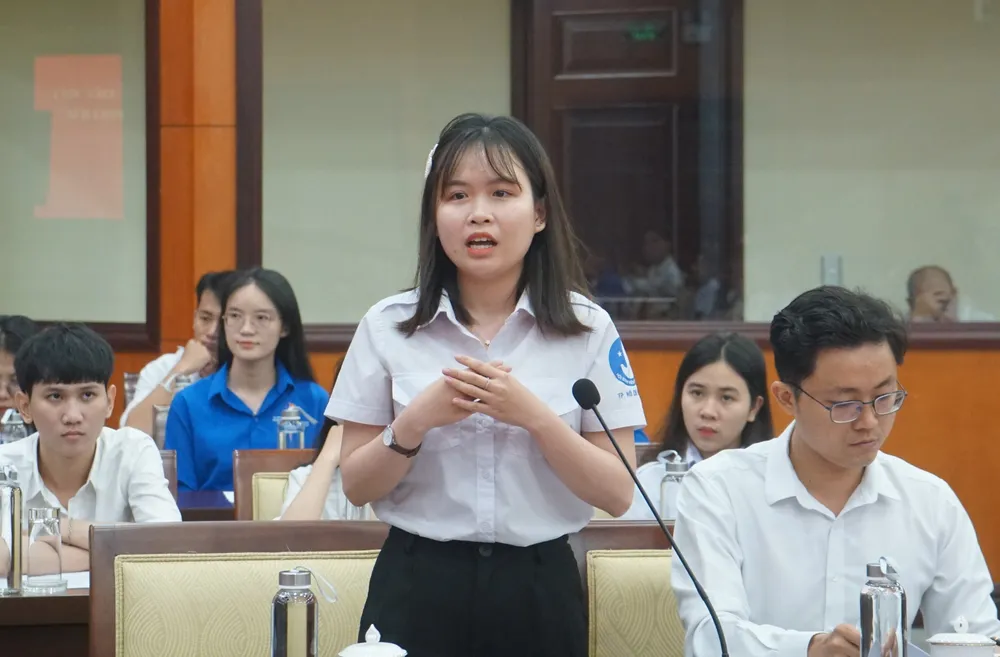 Đại diện sinh viên các trường đại học, học viện chia sẻ ý kiến tại buổi gặp gỡ lãnh đạo TP.HCM. Ảnh: TC Đại diện sinh viên các trường đại học, học viện chia sẻ ý kiến tại buổi gặp gỡ lãnh đạo TP.HCM. Ảnh: TC