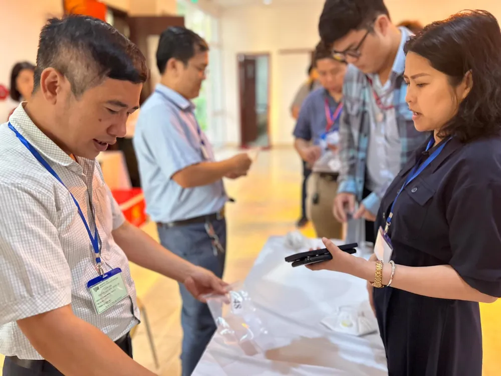 Các cán bộ làm công tác kiểm tra, thu giữ điện thoại và các thiết bị ghi âm, ghi hình từ thí sinh. Ảnh: PA