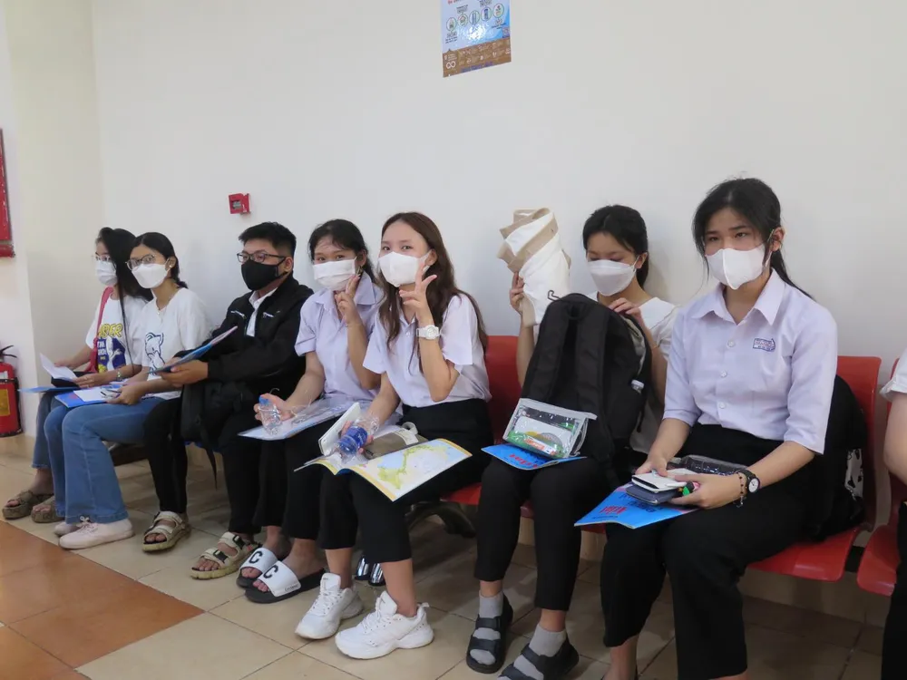 Nhiều thí sinh có mặt rất sớm tại điểm thi Trường ĐH Quốc tế. Ảnh: PA Nhiều thí sinh có mặt rất sớm tại điểm thi Trường ĐH Quốc tế. Ảnh: PA