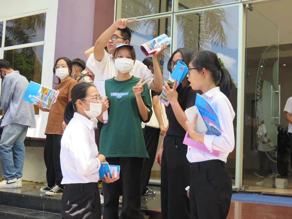 Thí sinh tại điểm thi Trường ĐH Quốc tế trao đổi bài sau giờ thi. Ảnh: PA