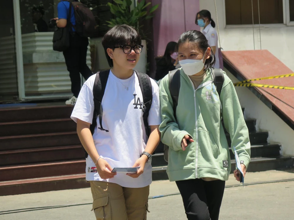 Thí sinh ra về sau khi kết thúc 150 phút làm bài. Ảnh: PA