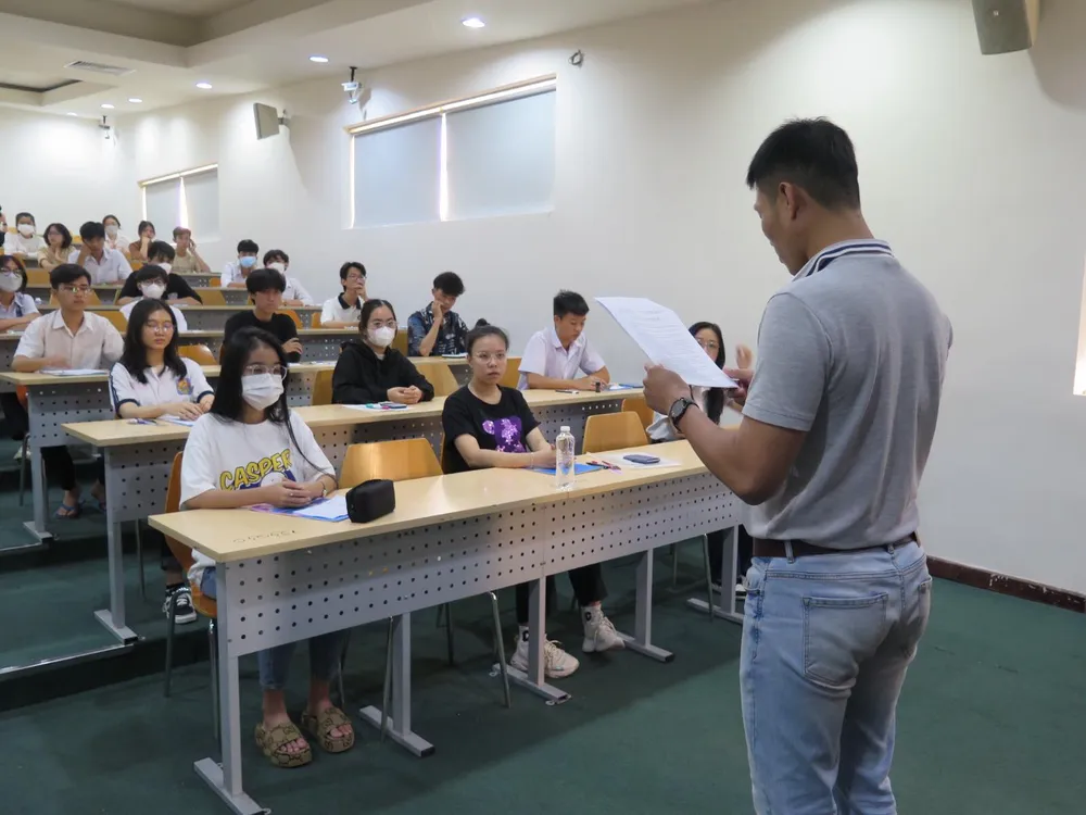 Cán bộ phổ biến quy chế thi cho thí sinh. Ảnh: PA