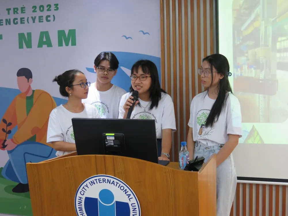 Mỗi đội thi có 20 phút thuyết trình và vấn đáp hoàn toàn bằng tiếng Anh. Ảnh:P.A Mỗi đội thi có 20 phút thuyết trình và vấn đáp hoàn toàn bằng tiếng Anh. Ảnh:P.A