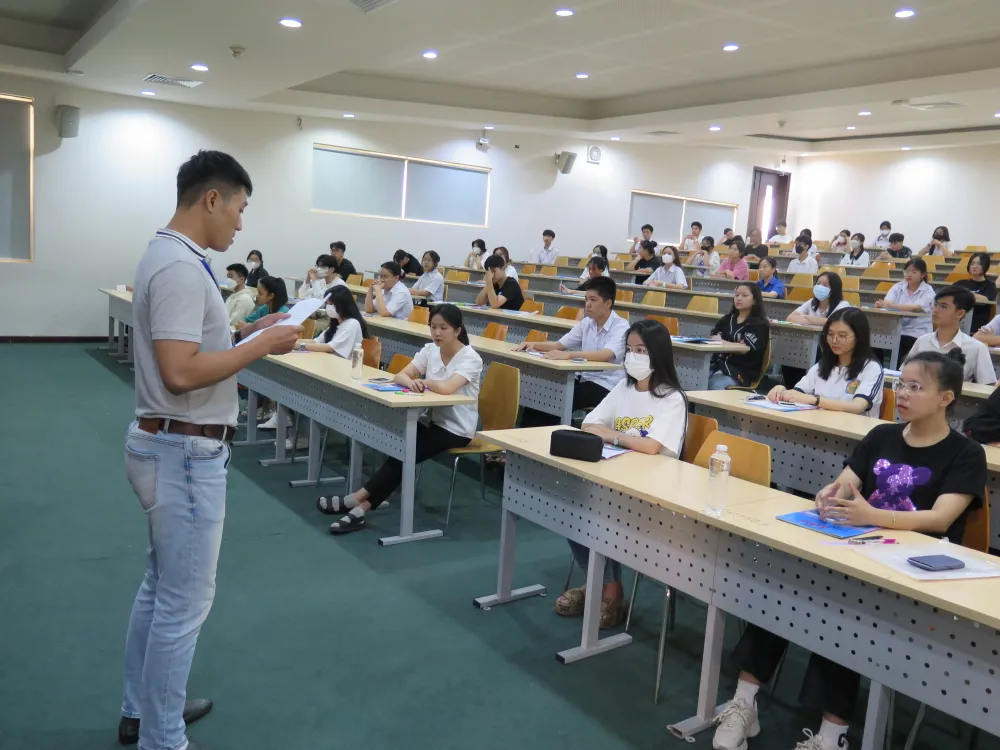 Thí sinh nghe phổ biến quy chế thi trước giờ thi đánh giá năng lực đợt 1 vừa qua. Ảnh: P.A