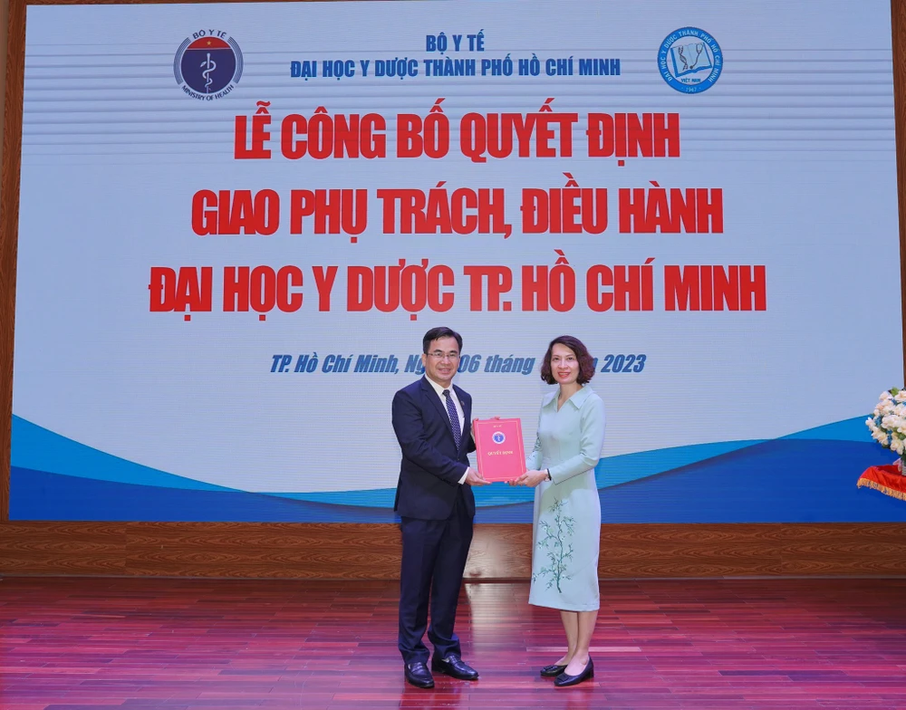 PGS.TS Ngô Quốc Đạt nhận quyết định và hoa chúc mừng từ Thứ trưởng Bộ Y tế Nguyễn Thị Liên Hương. Ảnh: NT