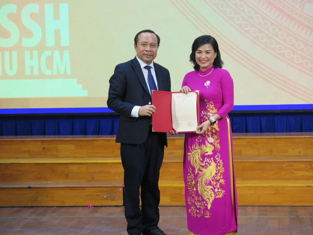 Giám đốc ĐH Quốc gia TP.HCM Vũ Hải Quân trao quyết định bổ nhiệm lại cho PGS-TS Ngô Thị Phương Lan. Ảnh: P.ANH