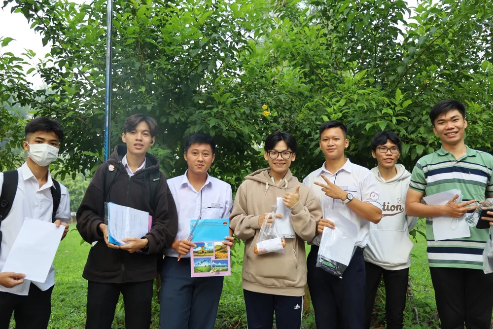 Nhiều thí sinh phấn khởi đến điểm thi từ rất sớm tại Trường ĐH Công nghệ thông tin (ĐH Quốc gia TP.HCM). Ảnh: ĐHQG