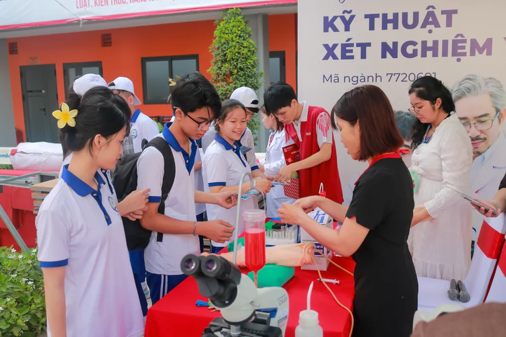 Các học sinh thích thú trải nghiệm thực hành của khối ngành nghề sức khỏe. Ảnh: NTCC học sinh trải nghiệm ngành nghề đại học
