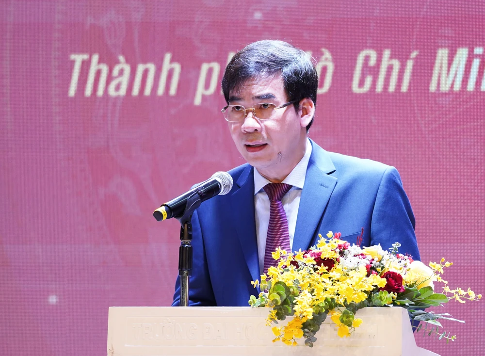 Hiệu trưởng, Tiến sĩ Lê Trường Sơn phát biểu. Ảnh: THUẬN VĂN IMG_20240330_093917.jpg