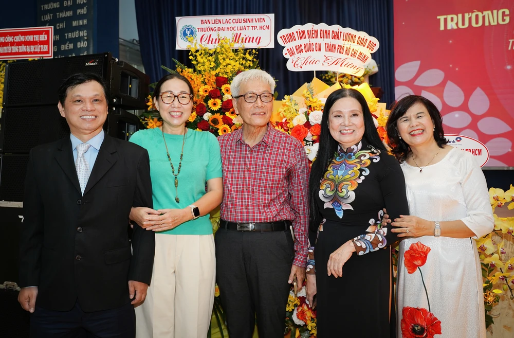 Niềm vui của các thế hệ nhà giáo gặp nhau trong ngày truyền thống trường. Ảnh: THUẬN VĂN IMG_20240330_095446.jpg