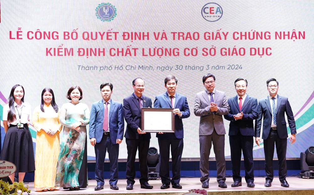 Tập thể đại diện Trường ĐH Luật TP.HCM đón nhận Giấy chứng nhận kiểm định chất lượng cơ sở giáo dục. Ảnh: THUẬN VĂN Trường ĐH Luật TP.HCM đạt chuẩn kiểm định chất lượng giáo dục