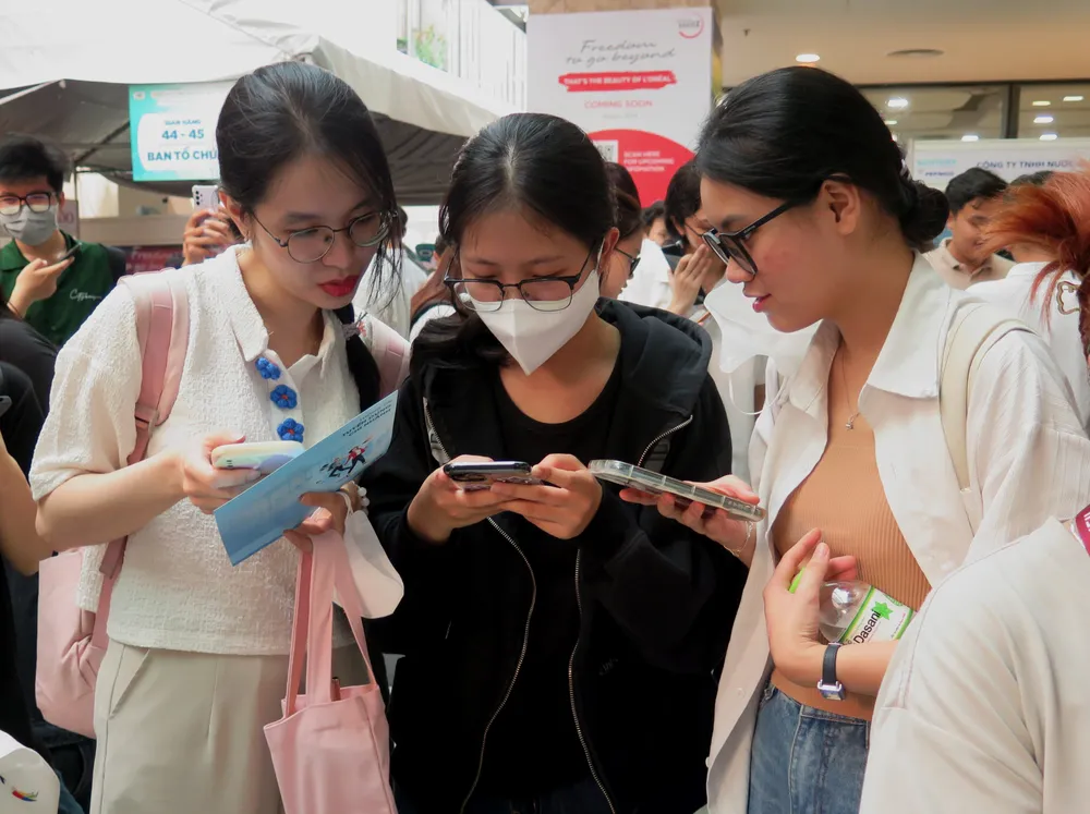 Đông sinh viên, người lao động đến tìm hiểu việc làm để đăng ký ứng tuyển. Ảnh:PA Việc làm sinh viên ĐH Kinh tế TP.HCM