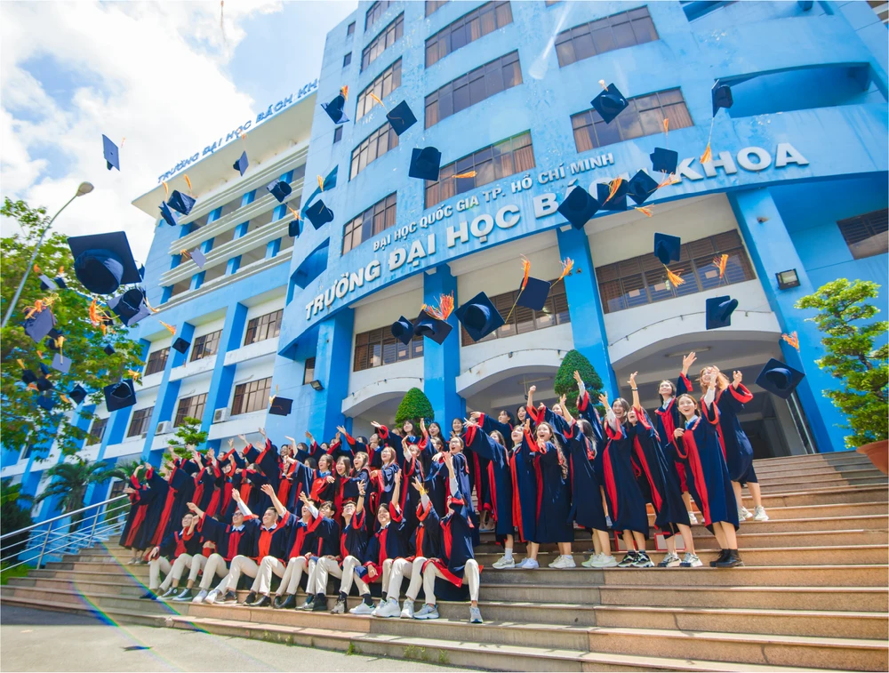 Sinh viên Trường ĐH Bách khoa tại một lễ tốt nghiệp. Ảnh: NQ Trường ĐH Bách khoa dạt chuẩn giáo dục