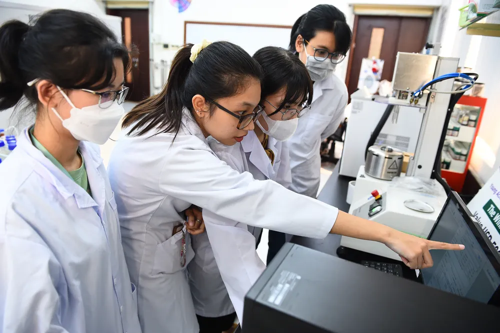 Các nhà khoa học tham gia nghiên cứu tại Trường ĐH Quốc tế (ĐH Quốc gia TP.HCM). Ảnh: IU Nhà khoa học ĐH Quốc gia TP.HCM nhân tài
