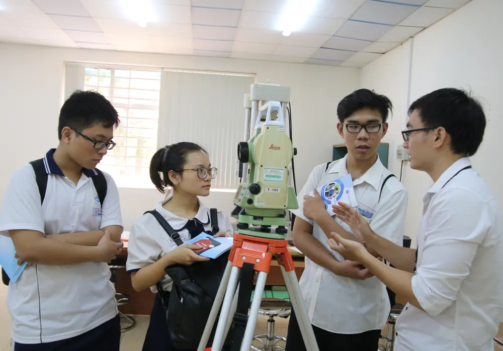 Học sinh tham quan và tìm hiểu ngành nghề đại học tại Trường ĐH Quốc tế (ĐH Quốc gia TP.HCM). Ảnh: BN Học sinh giỏi tuyển thẳng ĐH Quốc gia TPHCM