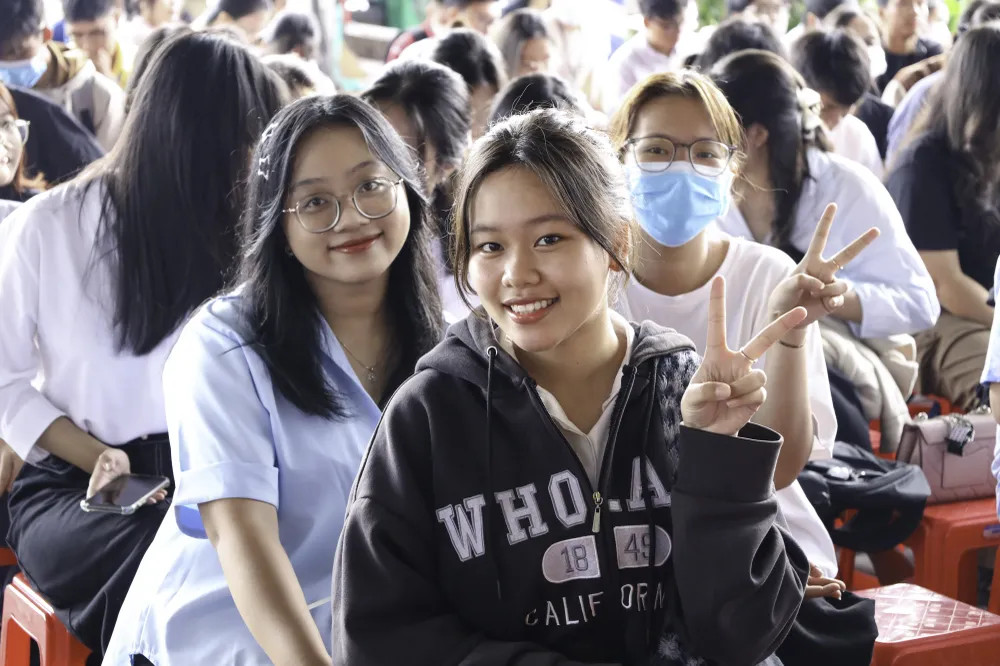 Sinh viên Trường ĐH Luật TP.HCM Học phí đại học 2023-2024