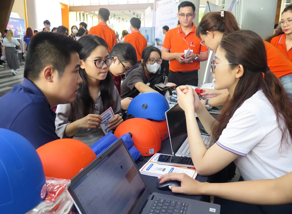 muc-luong-sinh-vien-moi-ra-truong (1).JPG