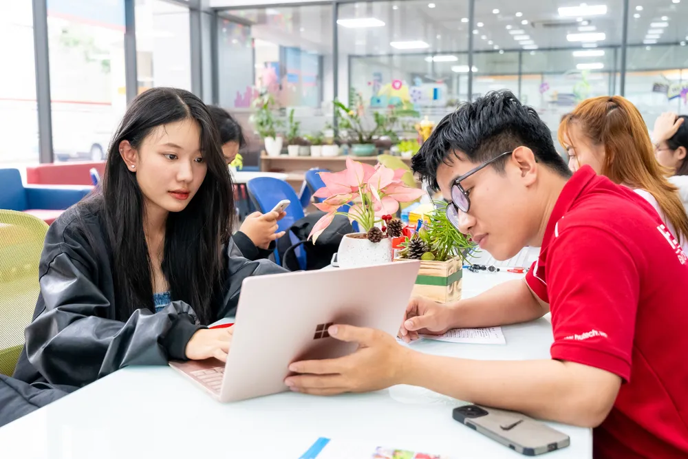 Thí sinh đăng ký tuyển sinh sớm tại Trường ĐH Công nghệ TP.HCM năm 2024. Ảnh: NT Tuyển sinh đại học năm 2024