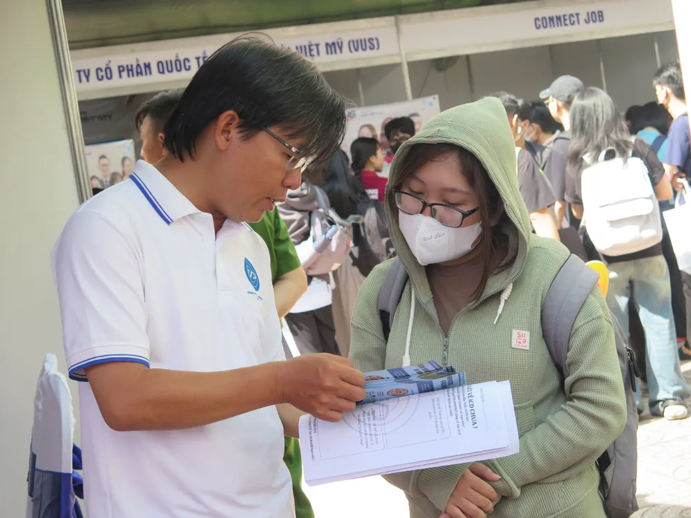 Ngày hội việc làm sinh viên Trường ĐH KHXH&NV