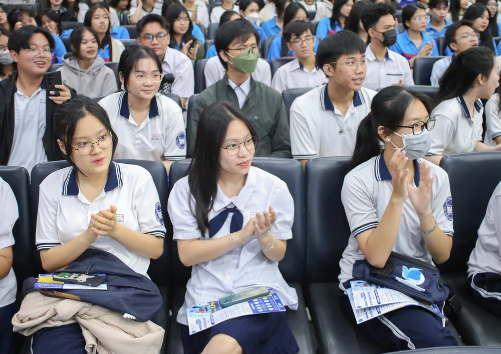 Học sinh tham gia tư vấn tuyển sinh tại Trường ĐH Luật TP.HCM. Ảnh: NT Trường ĐH Luật TP.HCM xét tuyển sớm 2024