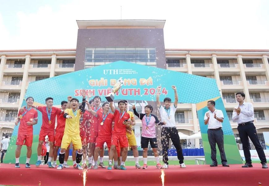 Đội nam Viện Đào tạo chất lượng cao vui sướng nhận cúp chiến thắng ở chung kết bong-da-sinh-vien-UTH (2).jpg