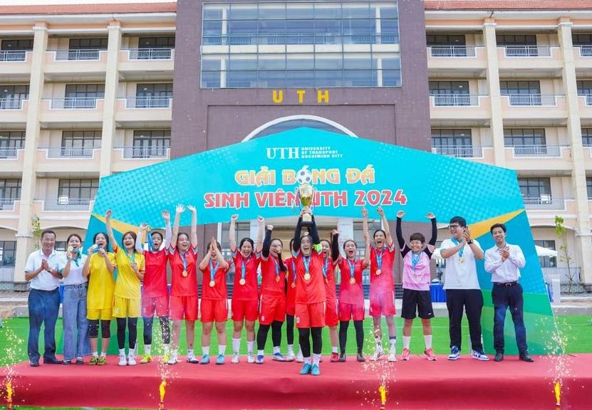 Các thành viên của đội bóng đá nữ Viện Đào tạo chất lượng cao của UTH nhận Cúp chiến thắng Chung kết bóng đá Trường ĐH Giao thông vận tải TP.HCM UTH