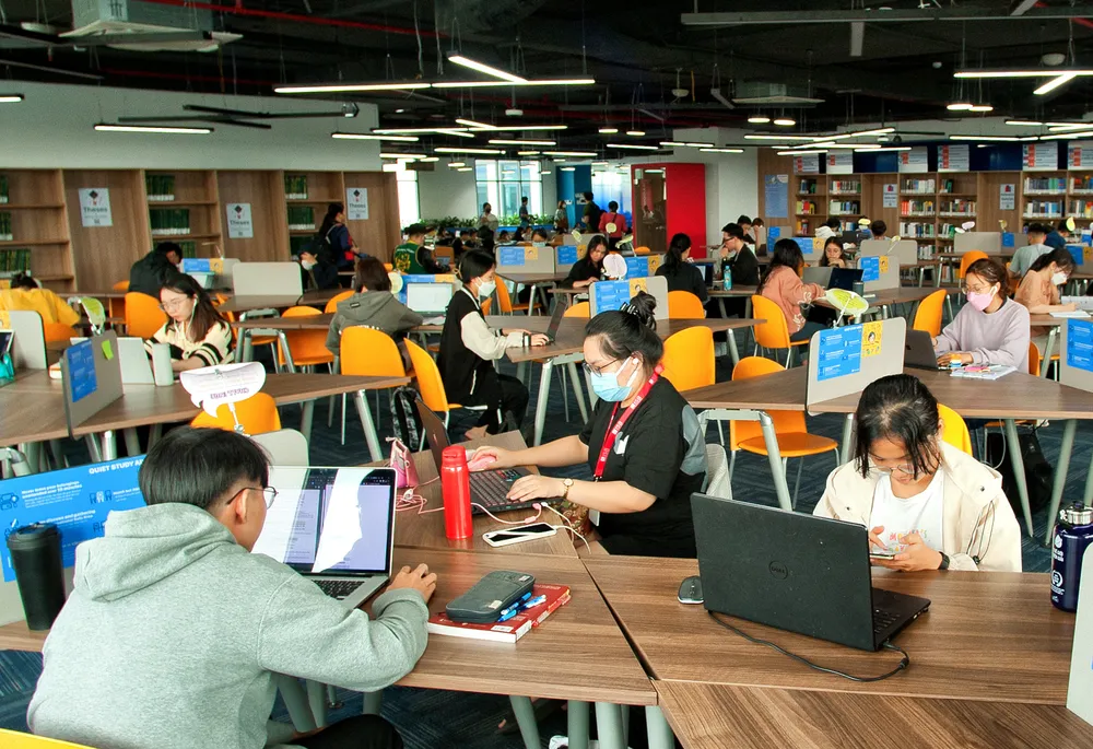 Sinh viên, học viên ĐH Kinh tế TP.HCM trong giờ tự học. Ảnh: NT Nguồn thu học phí trường đại học 2024