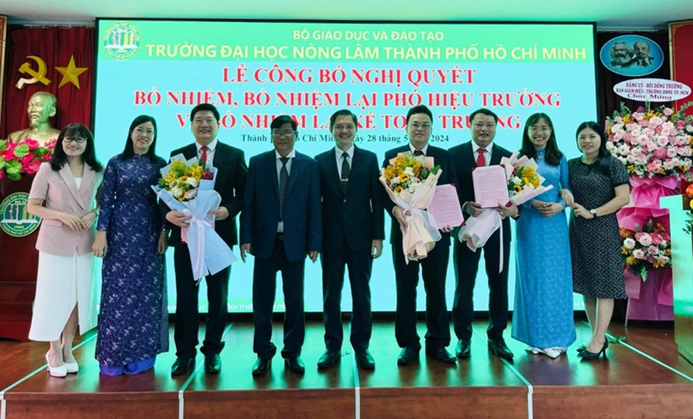 Lãnh đạo Trường ĐH Nông lâm TP.HCM trao quyết định bổ nhiệm cho hai Phó hiệu trưởng và Kế toán trưởng. Ảnh: NTCC Trường ĐH Nông lâm TP.HCM bổ nhiệm 2 phó hiệu trưởng