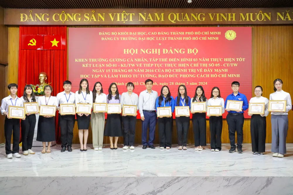 Nhiều cá nhân, tập thể Trường ĐH Luật TP.HCM được biểu dương, khen thưởng tại hội nghị. Ảnh: NTCC truong-dh-luat-tphcm-so-ket (3).jpg