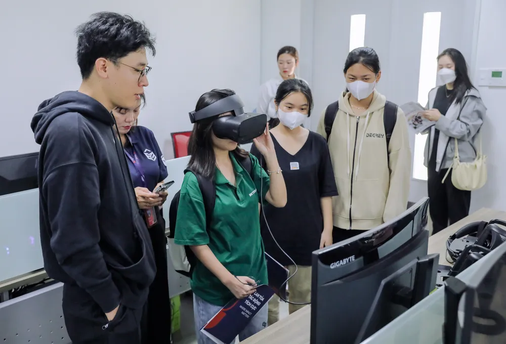 Thí sinh tìm hiểu ngành học tại Trường ĐH Văn Lang. Ảnh: LM Học bổng tân sinh viên trường ĐH Văn Lang