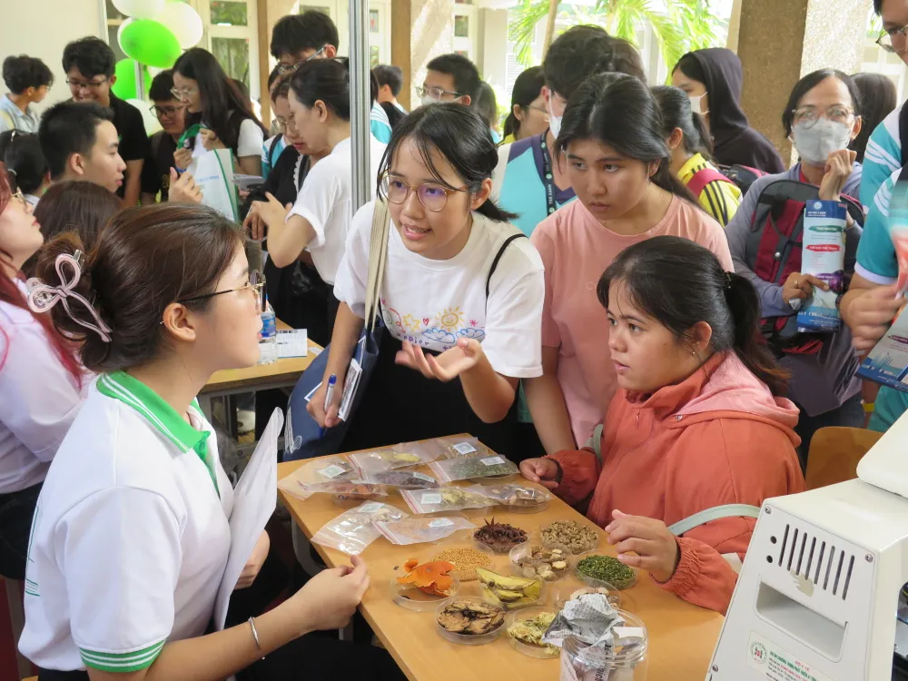 Thí sinh tìm hiểu thông tin tuyển sinh và các ngành học về tại Trường ĐH Y dược TP.HCM. Ảnh: P.A Tuyển sinh ĐH y dược TP.HCM 2024