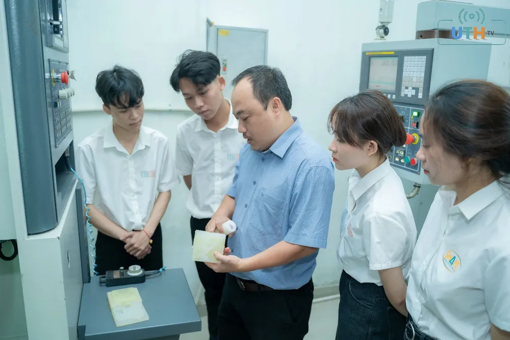 Thầy trò Trường ĐH Giao thông vận tải TP.HCM trong một giờ thực hành truong-dh-giao-thong-van-tai-tphcm (3).jpg