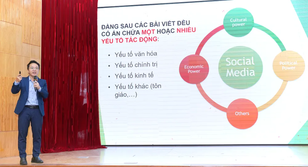 Nhà báo Đỗ Thiện chia sẻ tại chương trình. Ảnh: THUẬN VĂN sinh-vien-gen-z-mang-xa-hoi (2).jpg