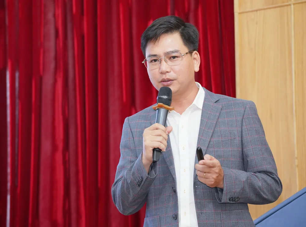 Nhà báo Thanh Tùng. Ảnh: THUẬN VĂN sinh-vien-gen-z-mang-xa-hoi (4).jpg