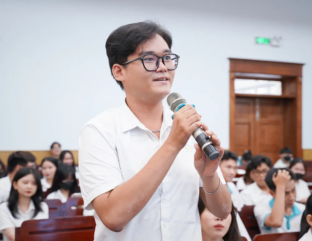 Các sinh viên đặt câu hỏi cho các diễn giả. Ảnh: THUẬN VĂN sinh-vien-gen-z-mang-xa-hoi (6).jpg