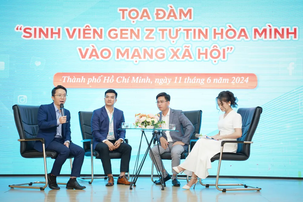 Tham gia trao đổi bàn tròn gồm nhà báo Đỗ Thiện, PGS.TS Nguyễn Anh Tuấn, nhà báo Thanh Tùng và MC Thu Hà (từ trái qua). Ảnh: THUẬN VĂN sinh-vien-gen-z-mang-xa-hoi (8).jpg